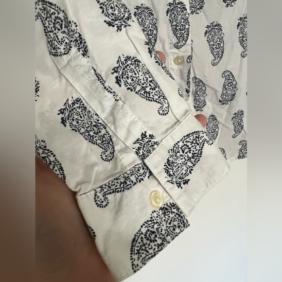 Old Navy Women’s White Paisley Button Down in a Medium - Picture 7 of 8